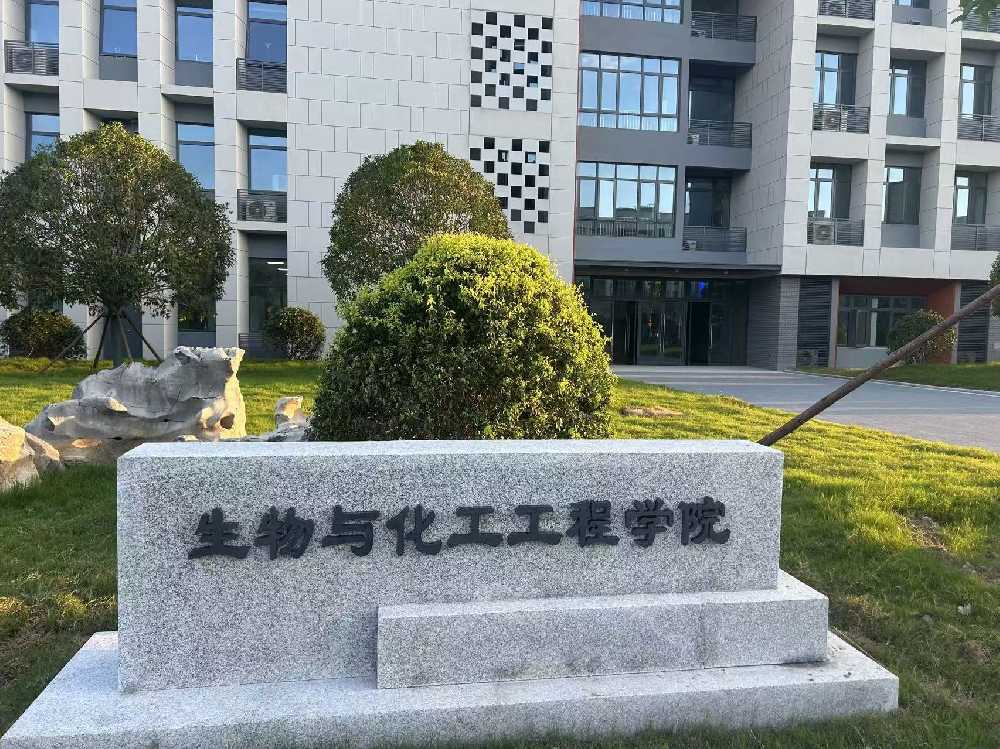 新密市扬州职业大学体育场高杆灯项目